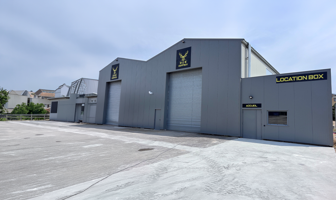 Centre de stockage CERFBOX à Saint-Laurent-Nouan près d'Orléans et Blois bâtiment sécurisé et parking